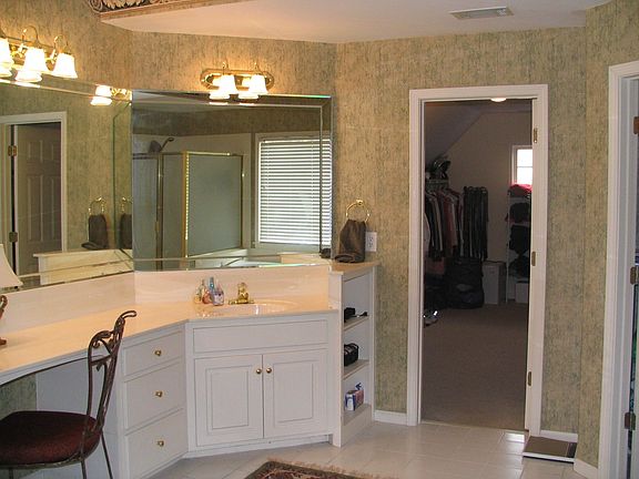 Vaulted Master Bath w/Jetted Tub, Lg Shower, His&Hers Vanity & HUGE Closet!
