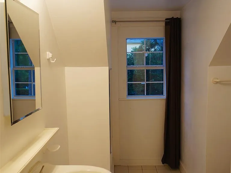 2404 Nottingham St — Photo 12