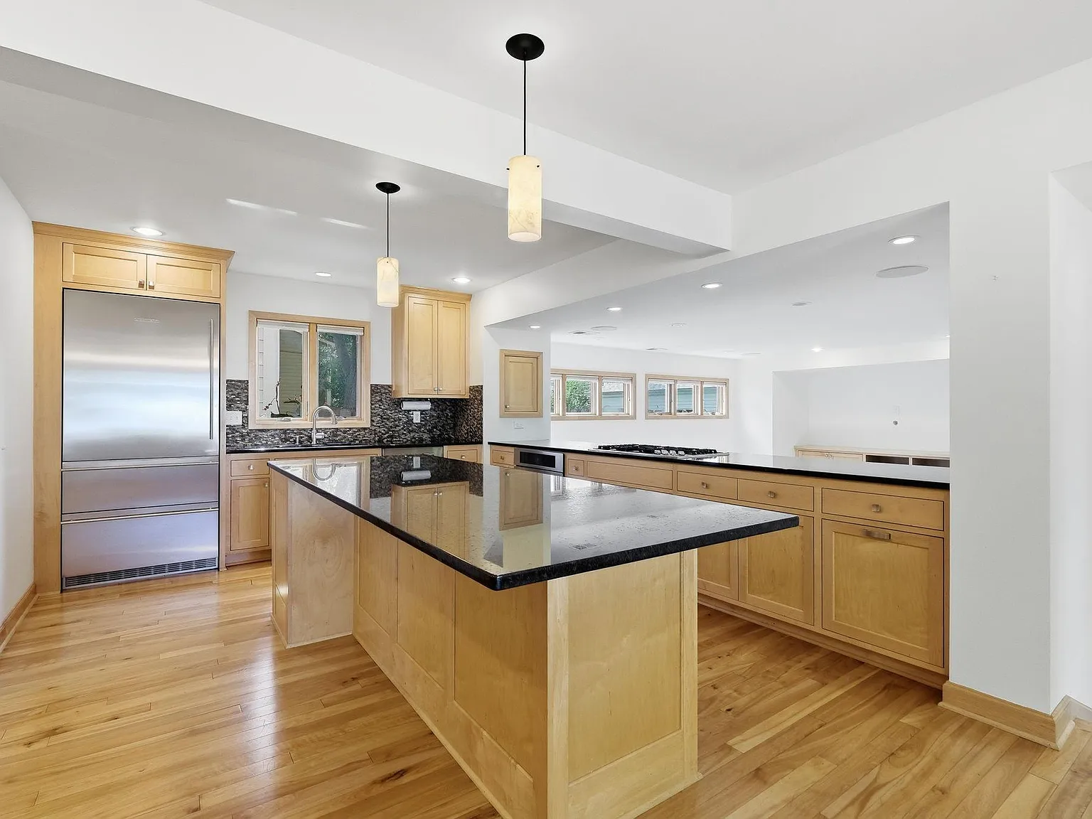 4 bed, 2.5 bath, 3610 sqft, $4,200 — Photo 2