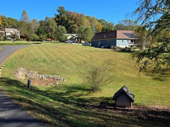22 Farm Pond Ln, Candler, NC 28715