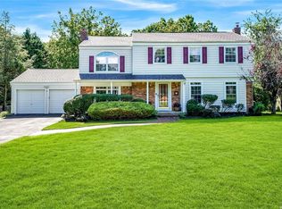 16 Legend Ct, Smithtown, NY 11787