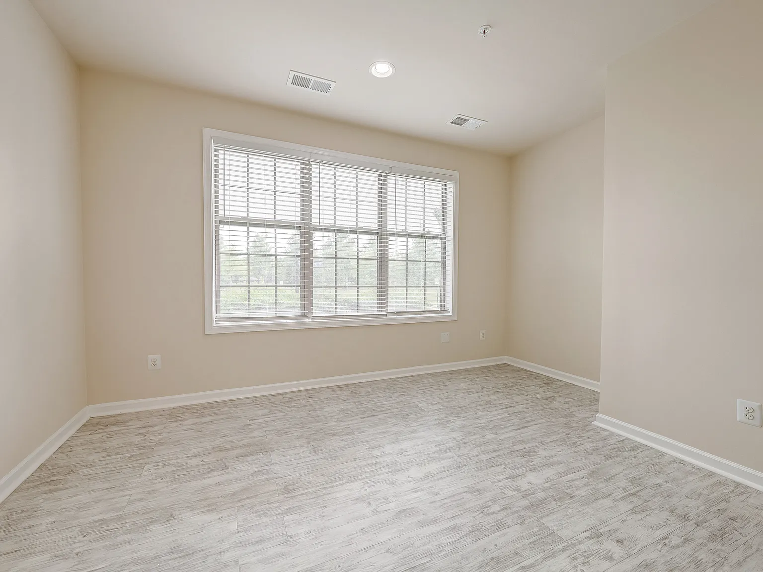 4 bed, 2880 sqft, $3,849 — Photo 4