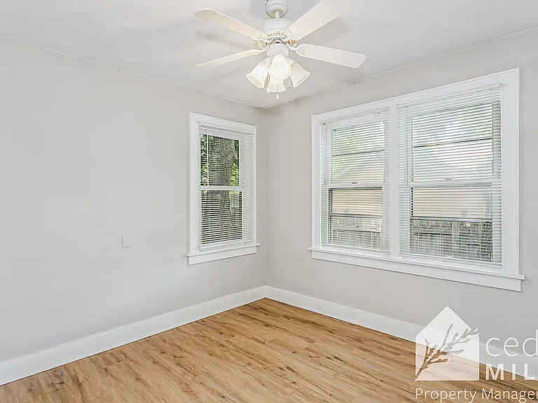 2902 E Lincoln St — Photo 9
