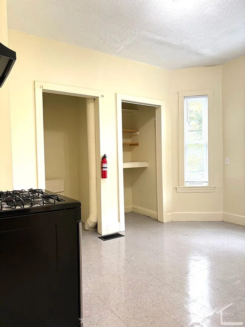 8/1 NO FEE! Townhouse style 3BR near Boston Landing! — Photo 2