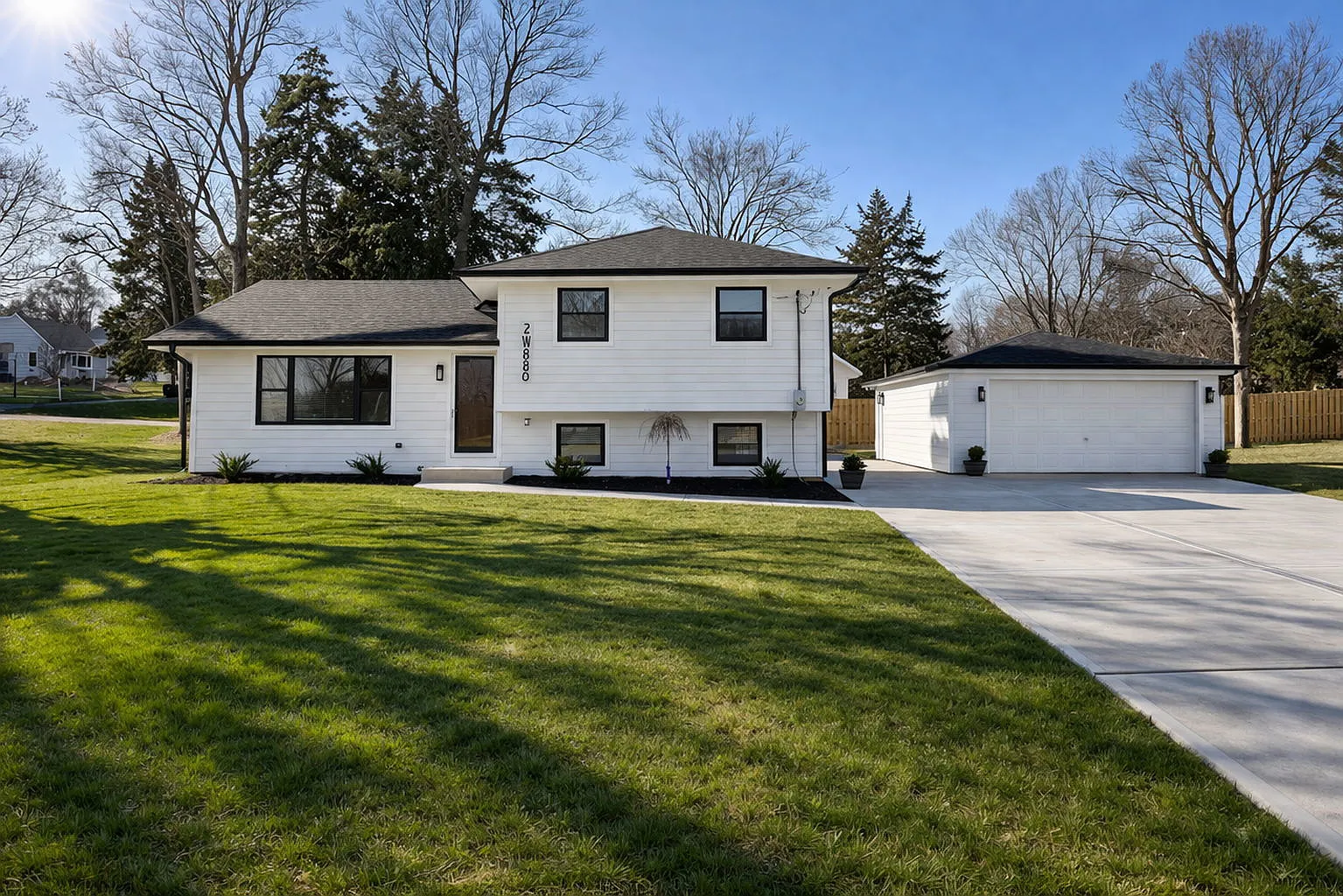 22W080 Valleyview Dr photo 1