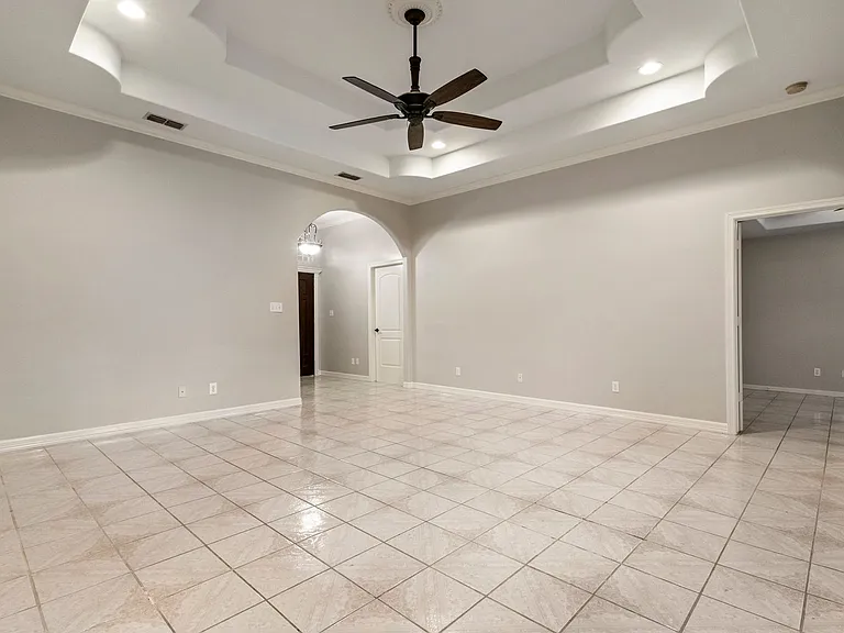 610 Violet Ln — Photo 5