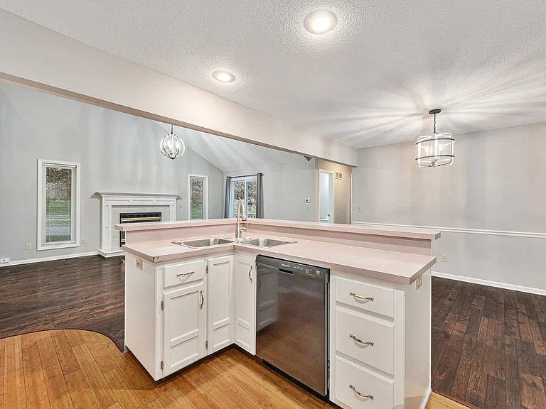 6334 82nd Ct — Photo 3