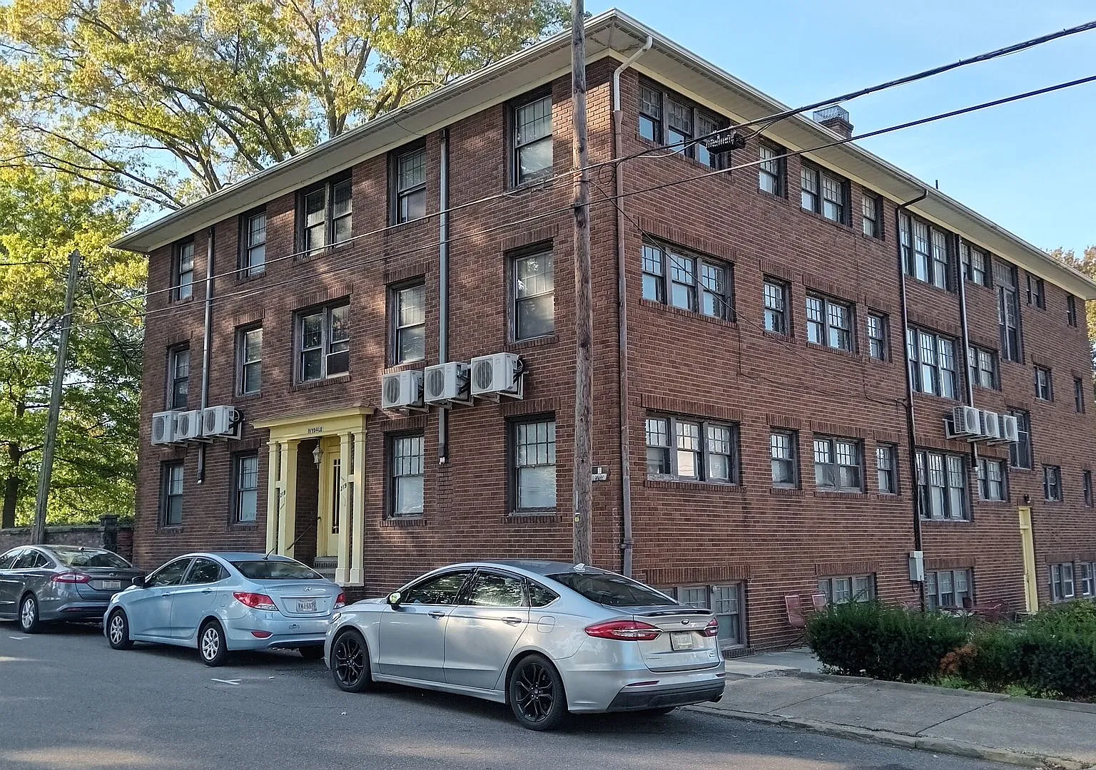 Charming 1 Bedroom Apartment in the Heart of Massillon — Photo 2