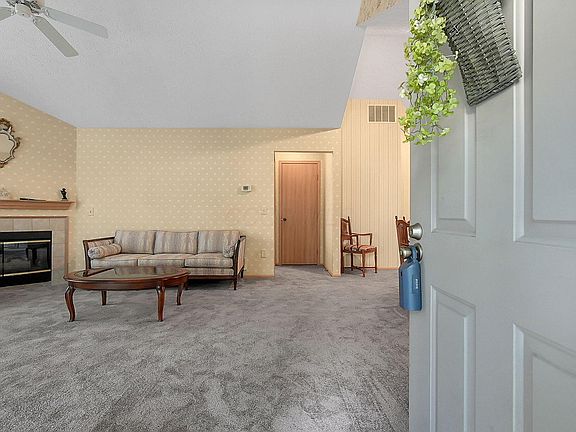 5th image of 102 Canterbrick Dr