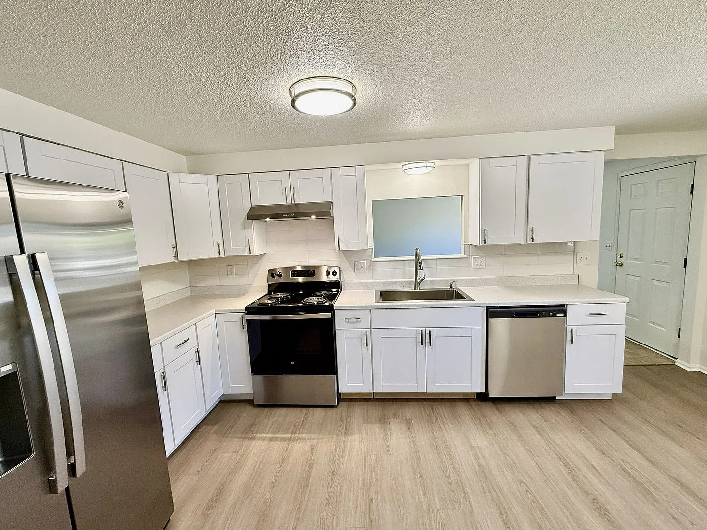 Beautiful 3 Bed/1.5 Bath Ranch Style Home — Photo 1