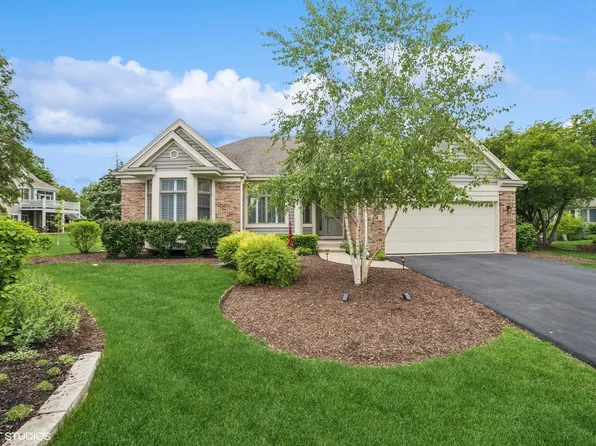 4 Biltmore Ct, Lake In The Hills, IL 60156