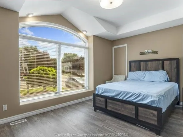2239 Longfellow Ave, Windsor, ON N9B 3J7