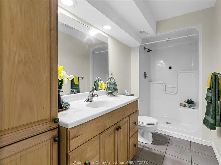 965 Banwell Rd — Photo 26
