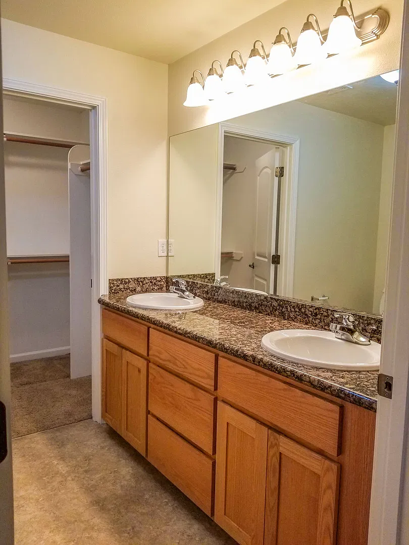 Cute, clean 2 bedroom downstairs apartment with patio. — Photo 4