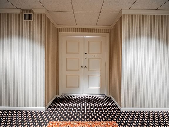 2nd image of 1002 Paradise Rd APT Phe