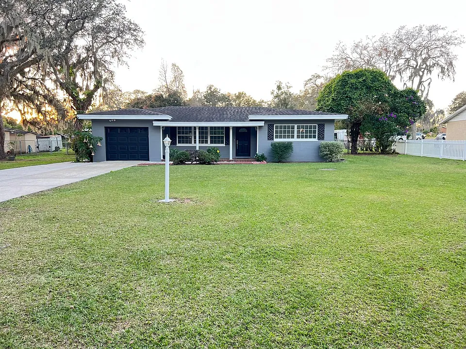 1004 S Valrico Rd