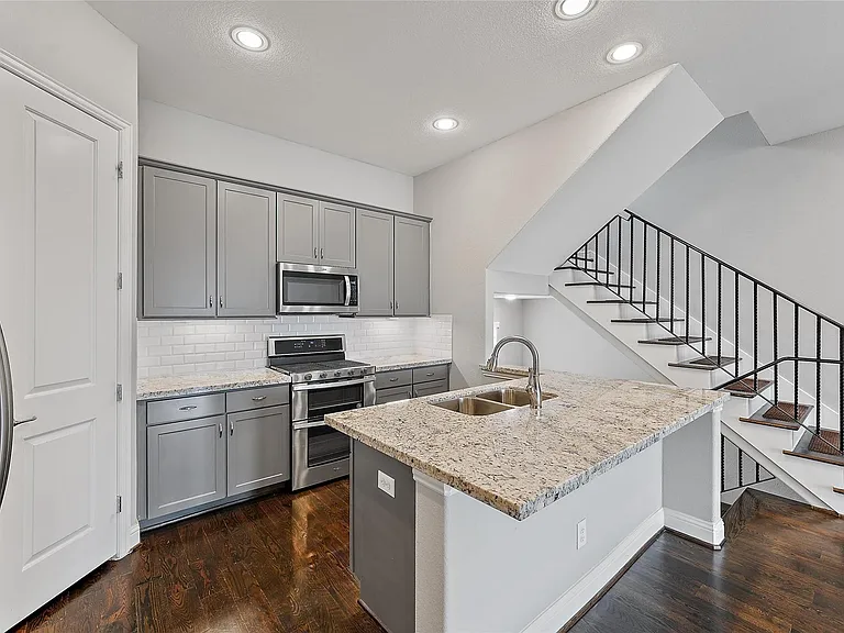 1221 W 19th St #B — Photo 8