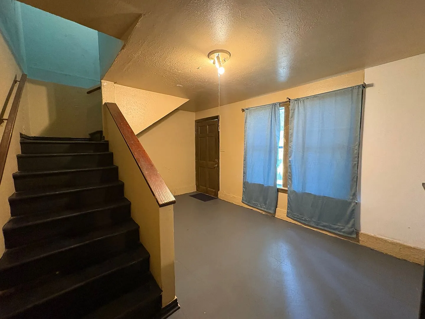 Two bedroom/1 bath garage apartment with Refrigerator and Gas range — Photo 4