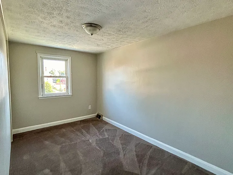 2103 Redthorn Rd — Photo 10