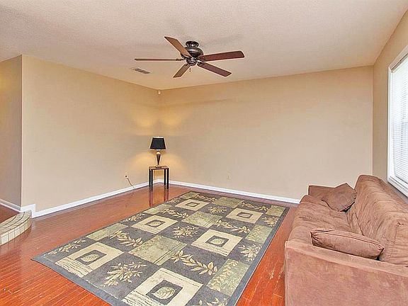 3rd image of 614 Sherwood Dr