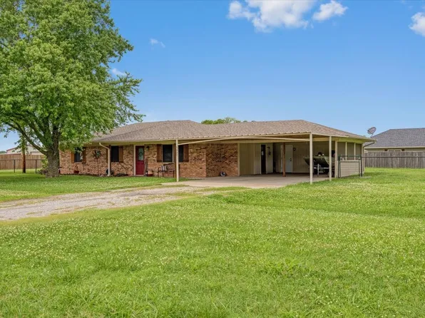 1007 E Trinity St, Leonard, TX 75452