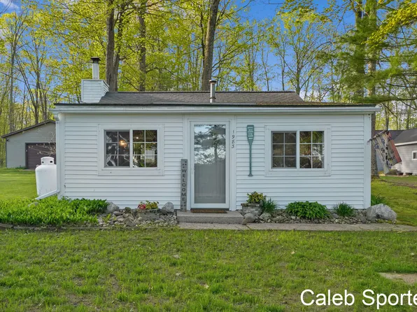1983 Wolf Lake Dr, Baldwin, MI 49304
