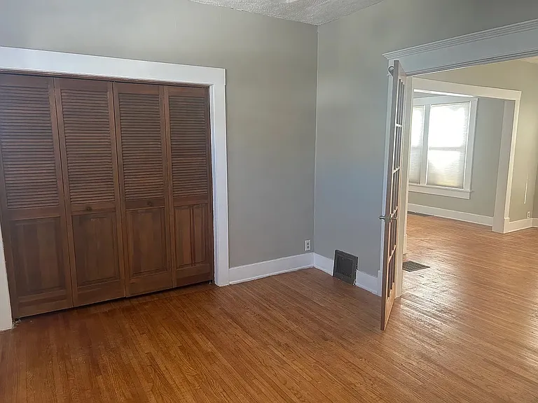 515 S Vine St — Photo 12