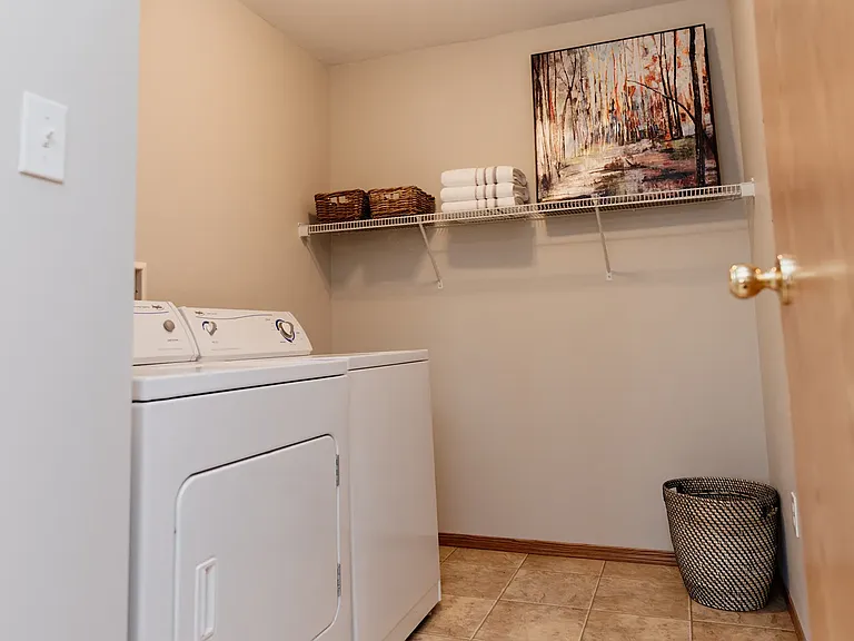 182 Keystone Cres — Photo 9