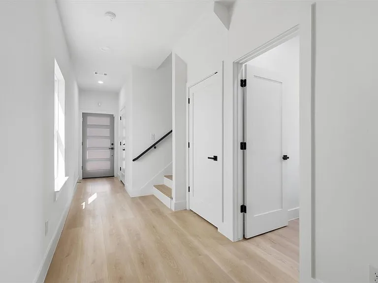 2532 Lowery St — Photo 3