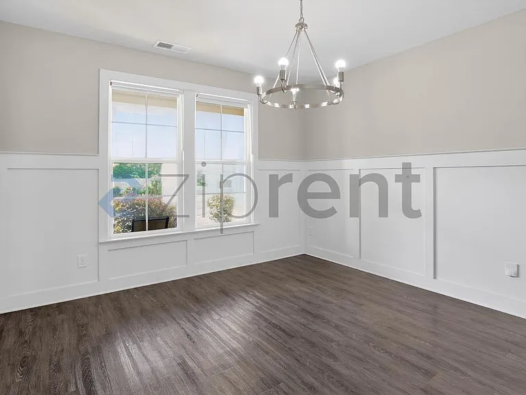 1360 NE Slaton Manor Dr — Photo 13