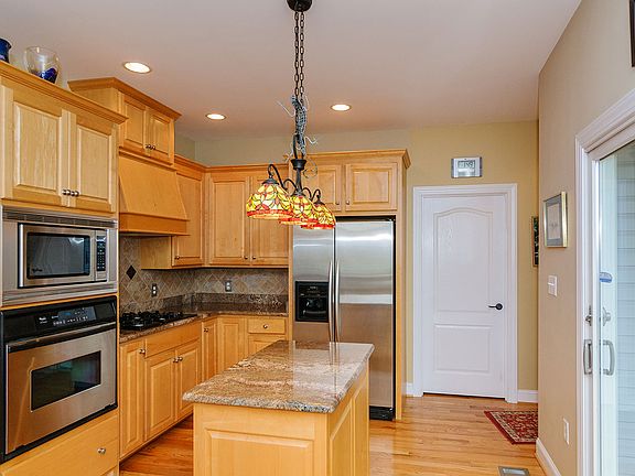 Kitchen w/ Walk-in Pantry