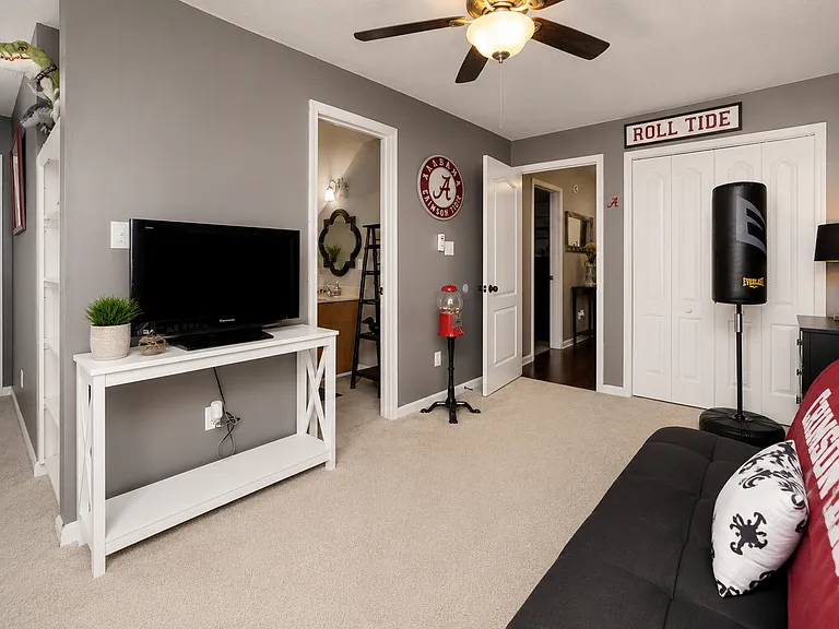 4th Bedroom (Upstairs)