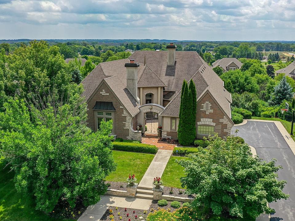 N52W21393 Taylors Woods DRIVE, Menomonee Falls, WI 53051 MLS 1852211