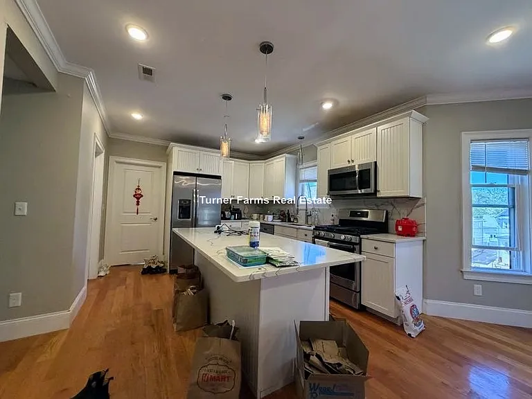 118 Holland St — Photo 4