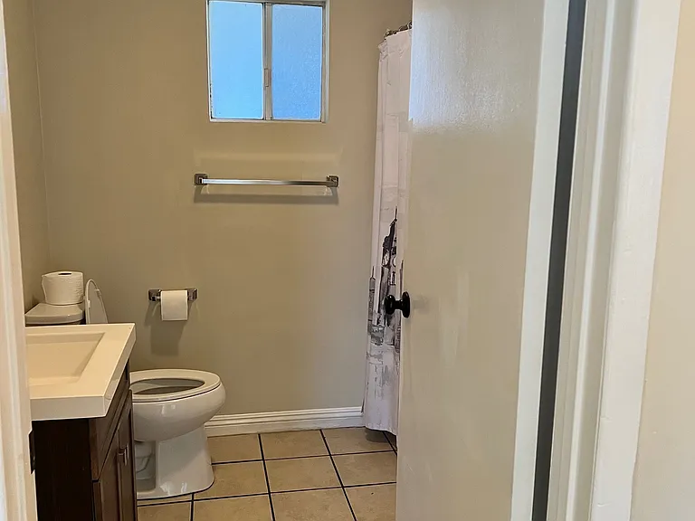 2118 N Marengo Ave — Photo 17