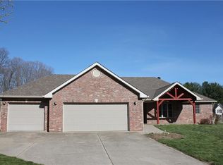 305 Whispering Pine Dr, Martinsville, IN