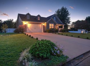 1483 Glenda Dr, Farmington, MO 63640