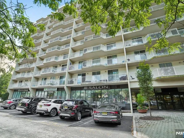 1055 River Rd APT 312, Edgewater, NJ 07020