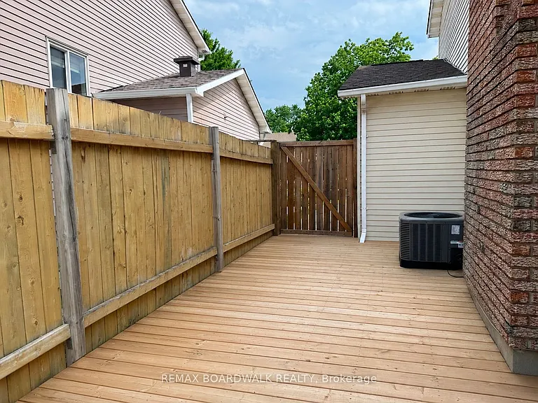 4396 Whittaker Cres — Photo 35