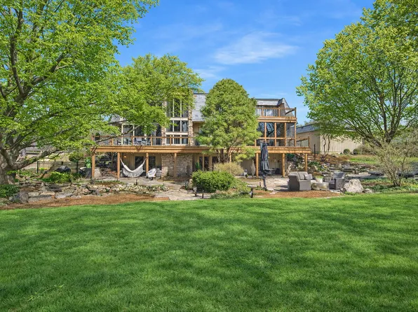 219 Parkview Dr, Bloomington, IL 61701