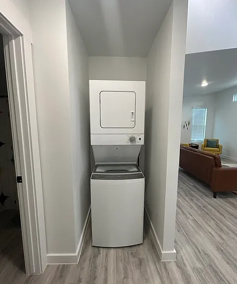 1061 States Ave — Photo 15