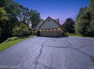 6280 Whispering Meadows Dr, White Lake, MI 48383