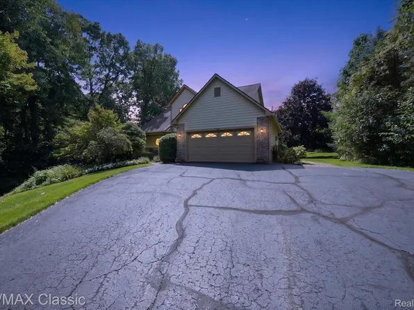6280 Whispering Meadows Dr, White Lake, MI 48383