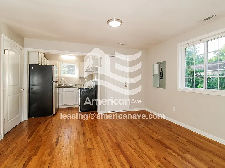 1081233_003_living_room_13839550.jpg