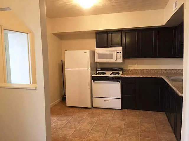 2 bed, 775 sqft, $799 — Photo 2