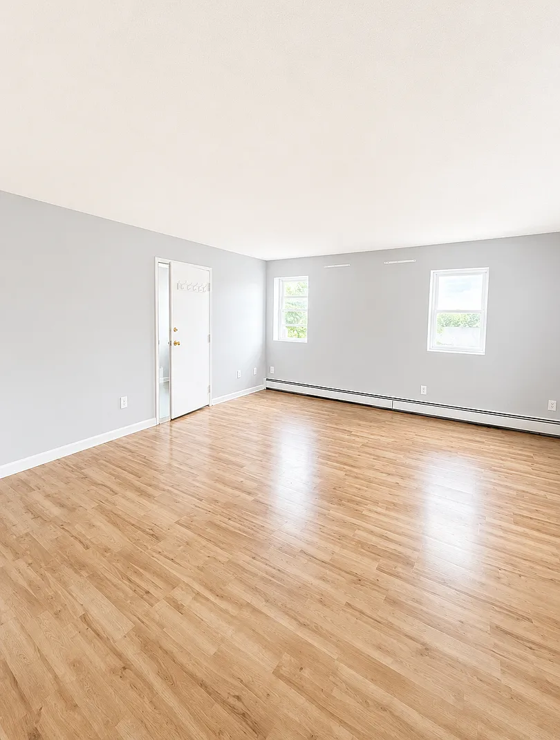 Bright and spacious studio apartment available with Heat and hot water included! — Photo 3