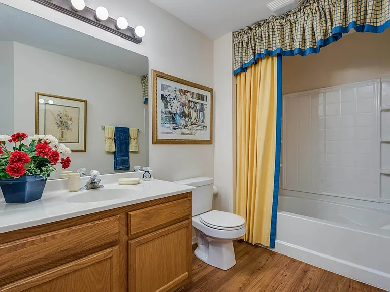 Sutton Place Apartments — Photo 38
