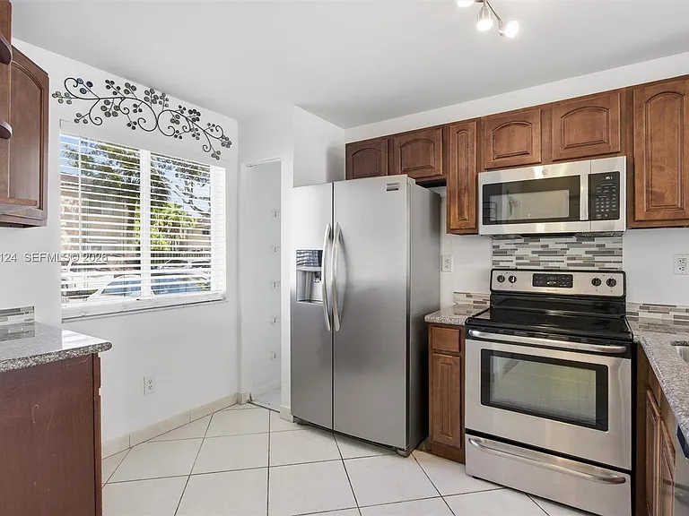 17530 SW 139th Ct — Photo 3