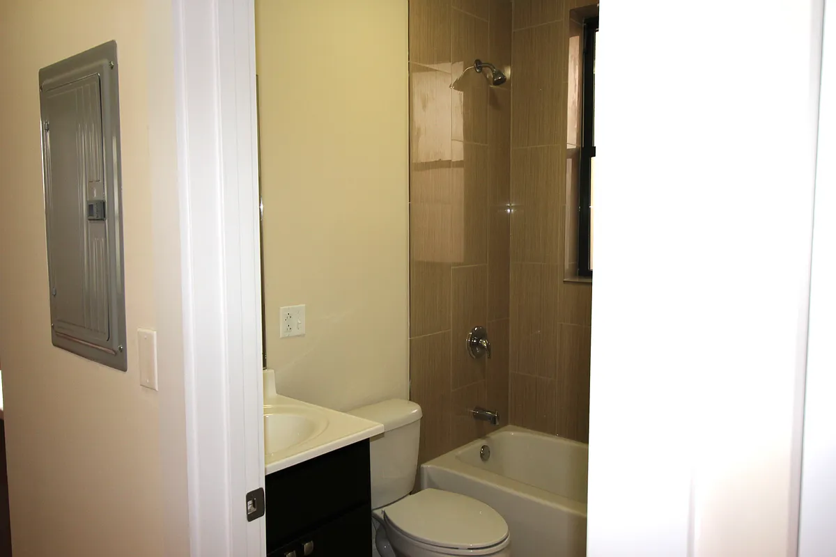 Building Photo - 2540 W Augusta Blvd #2R