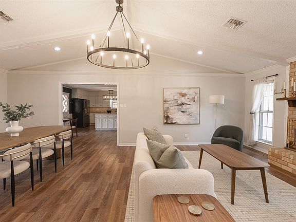 5th image of 540 Topeka Dr